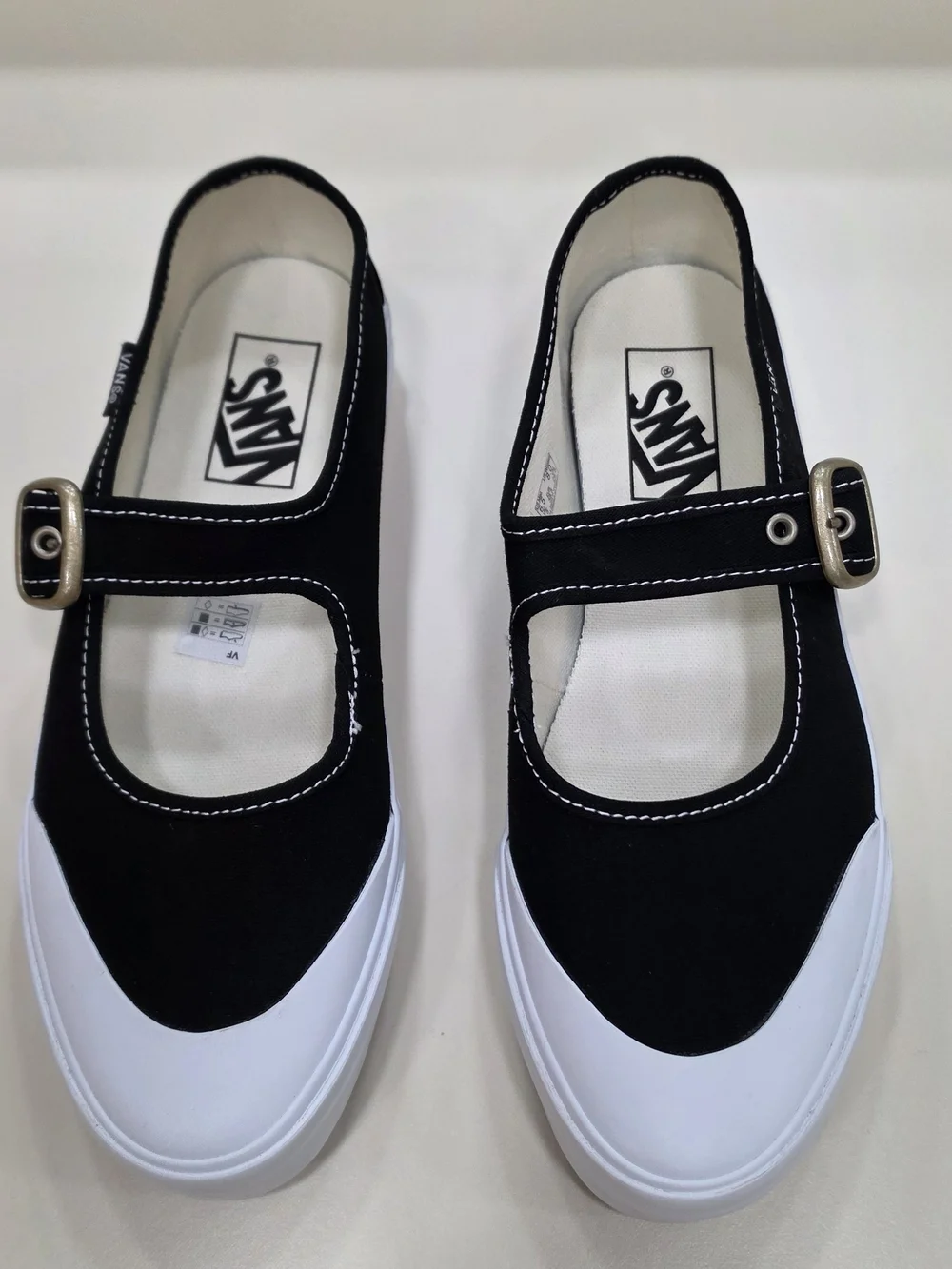 Vans Mary Jane Canvas shoes in the classic Black / True White colorway, 8, NWOB